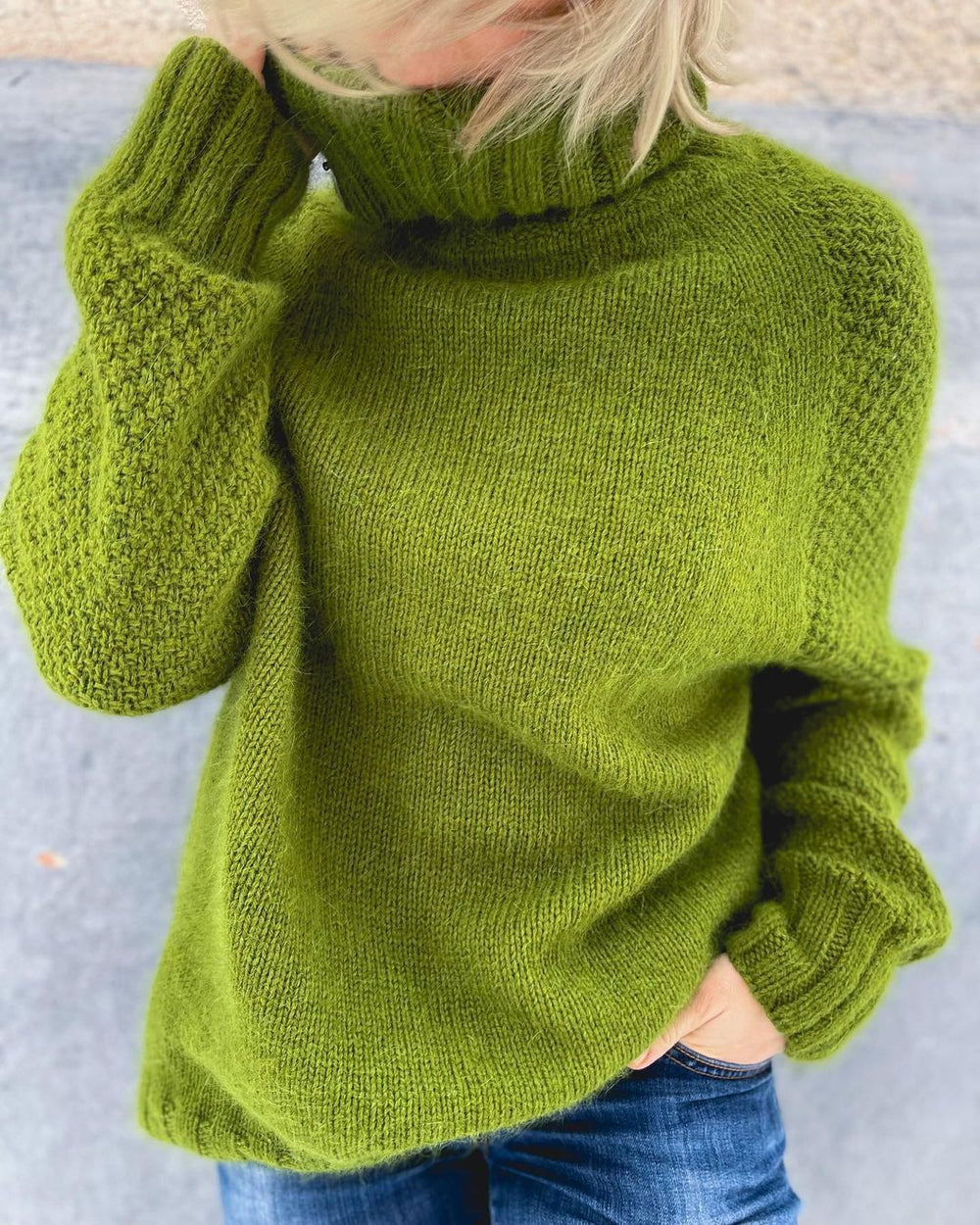 Leuchtend grüner, übergroßer Strickpullover mit Rollkragen - HerbstGlanz