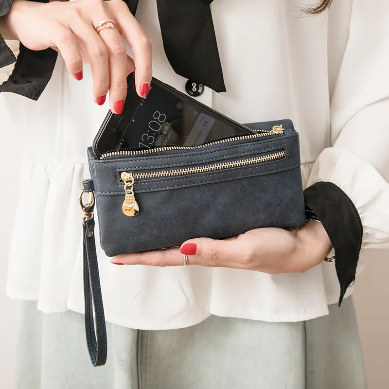 Stilvolle, lange Clutch mit Umschlag