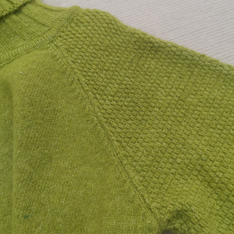 Leuchtend grüner, übergroßer Strickpullover mit Rollkragen - HerbstGlanz