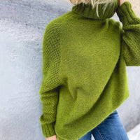 Leuchtend grüner, übergroßer Strickpullover mit Rollkragen - HerbstGlanz