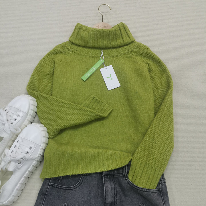 Leuchtend grüner, übergroßer Strickpullover mit Rollkragen - HerbstGlanz