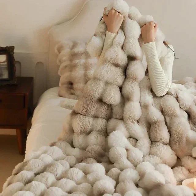 Tragbare Kuscheldecke aus Kunstfell - VeluLuxe