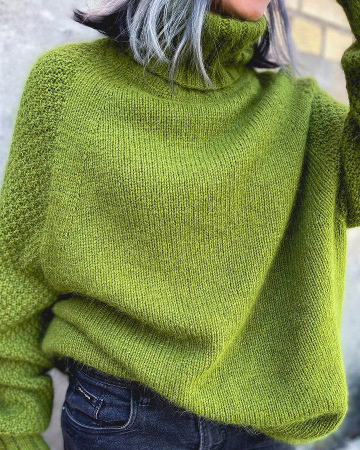 Leuchtend grüner, übergroßer Strickpullover mit Rollkragen - HerbstGlanz