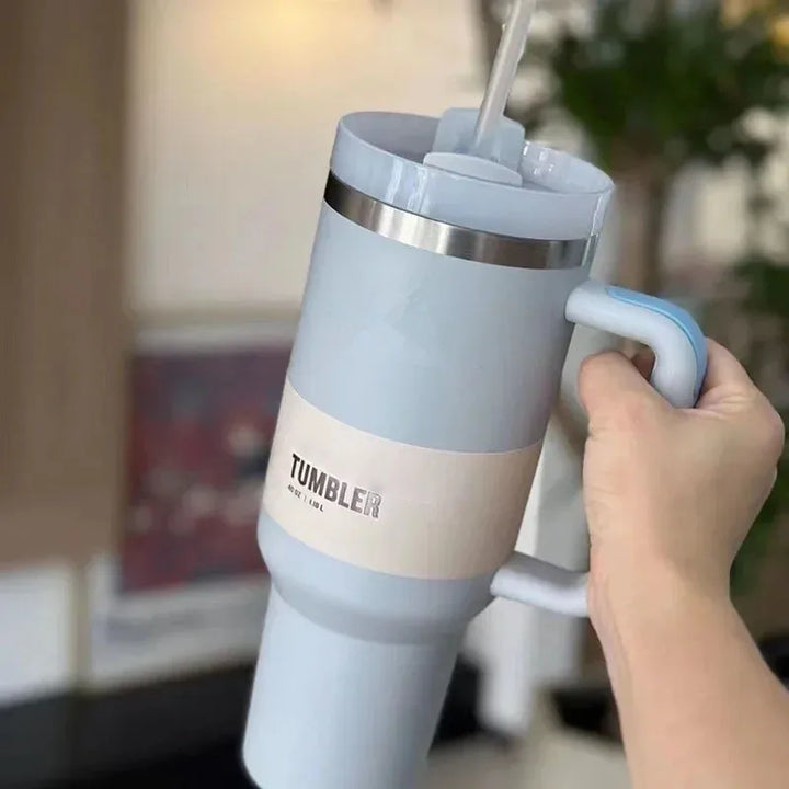 Vakuumisolierter Becher mit Deckel und Strohhalm – ThermoTumbler