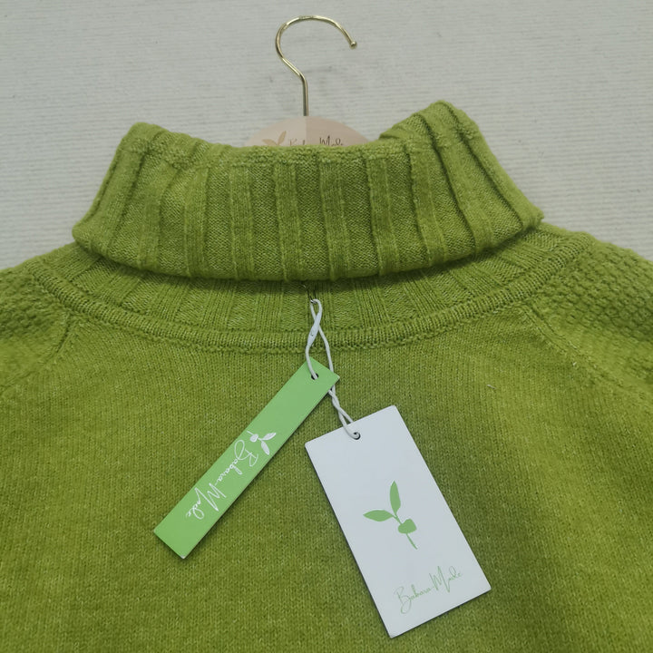 Leuchtend grüner, übergroßer Strickpullover mit Rollkragen - HerbstGlanz