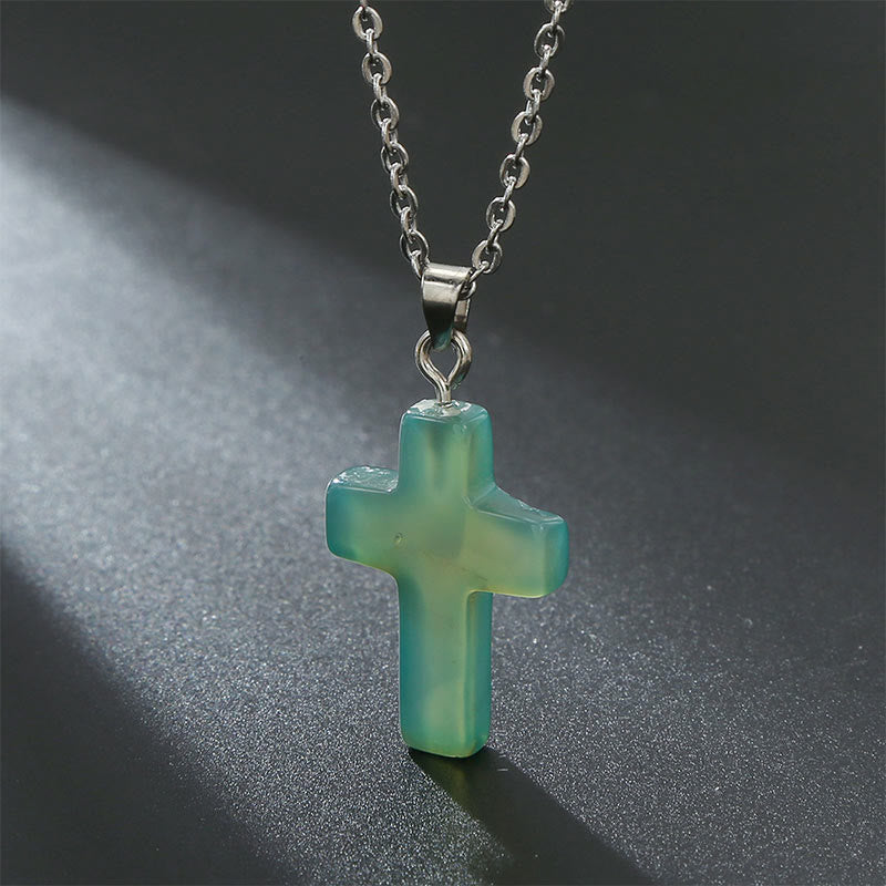 Halskette mit Kreuz aus natürlichen Edelsteinen – Seraphina