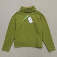 Leuchtend grüner, übergroßer Strickpullover mit Rollkragen - HerbstGlanz