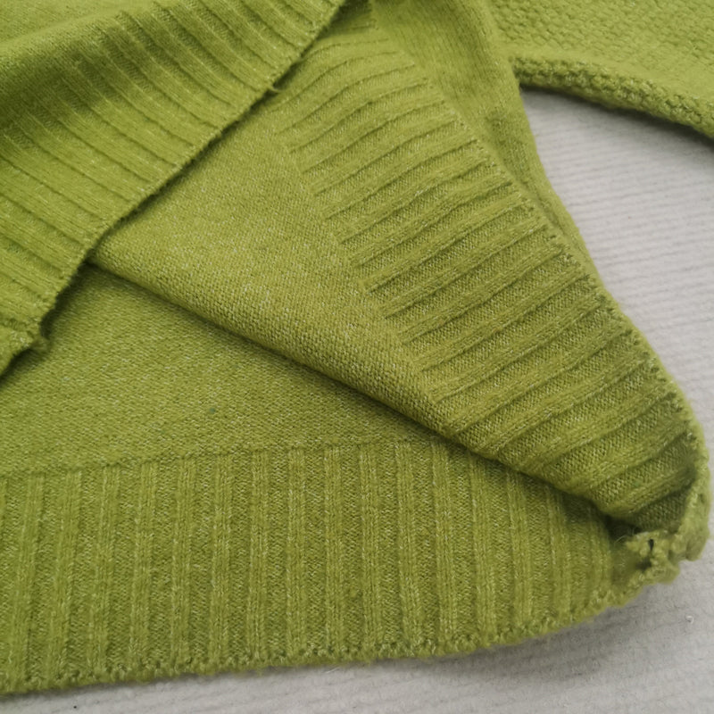 Leuchtend grüner, übergroßer Strickpullover mit Rollkragen - HerbstGlanz