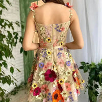 Feines Kleid mit Blumenstickerei und Trägern - Lila