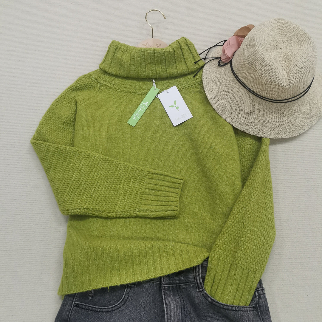 Leuchtend grüner, übergroßer Strickpullover mit Rollkragen - HerbstGlanz