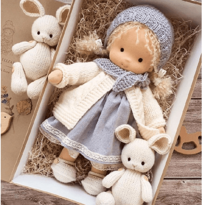 Handgefertigte Waldorf-Kuschelpuppe – Poppi