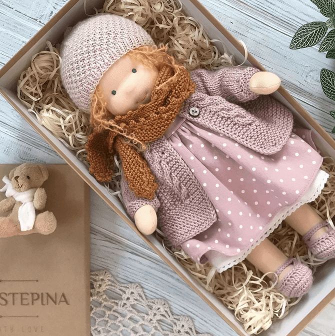 Handgefertigte Waldorf-Kuschelpuppe – Poppi