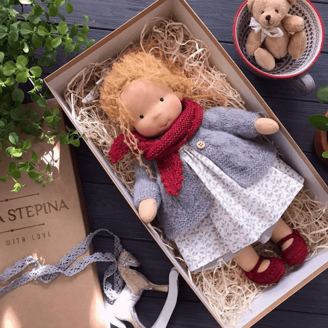 Handgefertigte Waldorf-Kuschelpuppe – Poppi