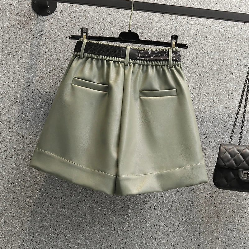 Plus Size Shorts aus Kunstleder mit elastischem Bund