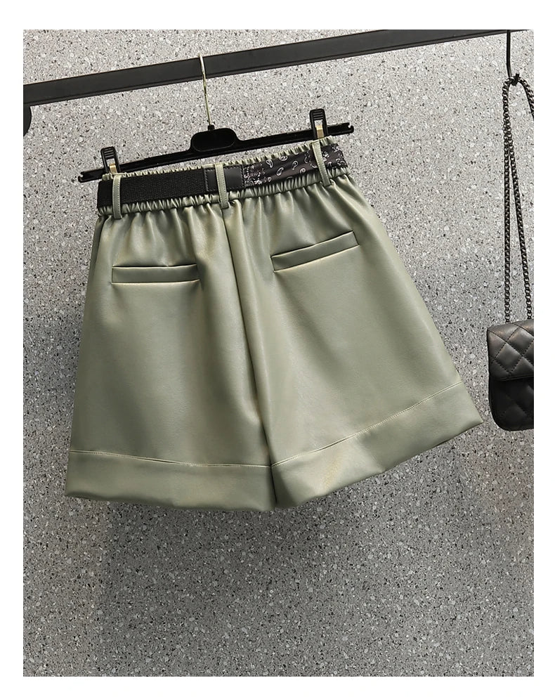 Plus Size Shorts aus Kunstleder mit elastischem Bund