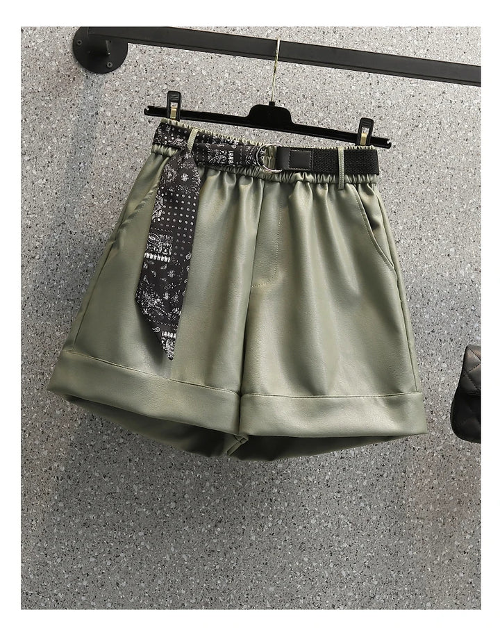 Plus Size Shorts aus Kunstleder mit elastischem Bund