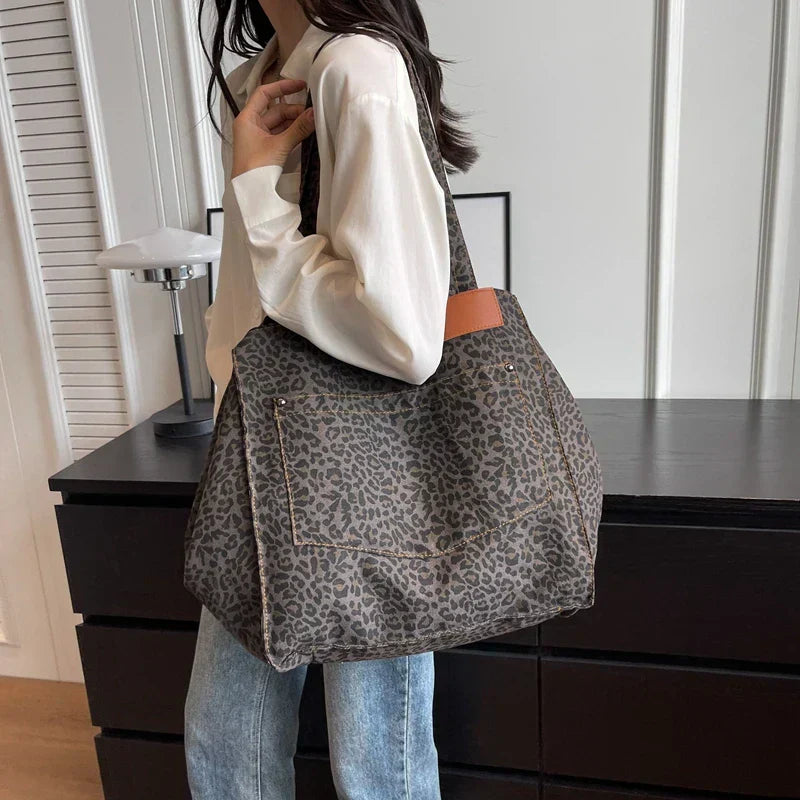 Oversized Canvas Schultertasche mit Leopardenmuster - Lila