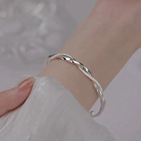 Gedrehtes Silberarmband