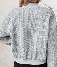 Jorja -  Pullover mit Knöpfen und geprägtem Musterdesign