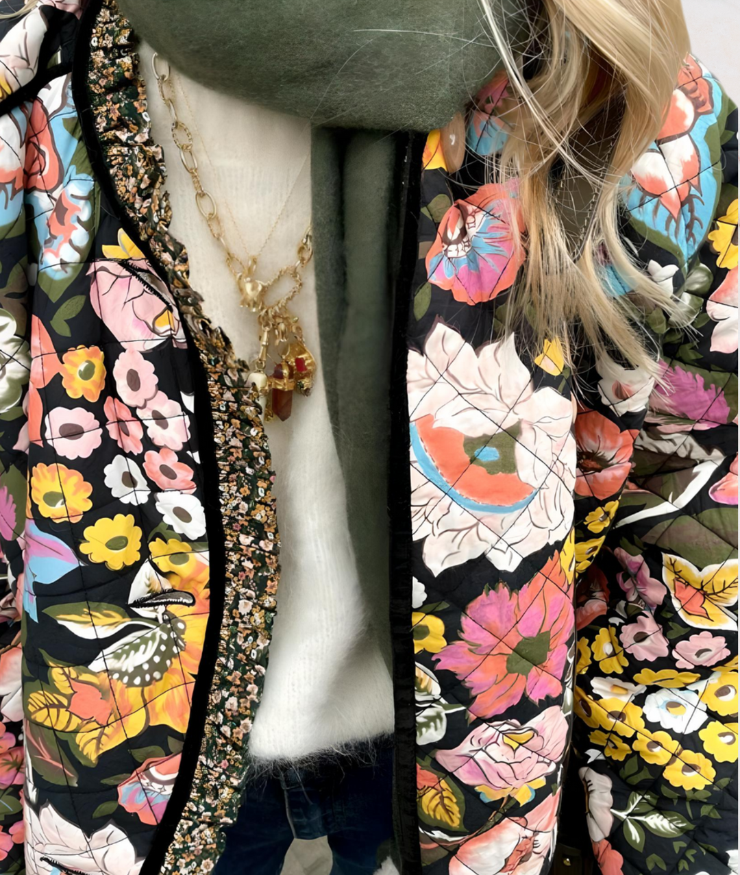 Brooklyn -  Schwarze dicke Kunstjacke innen mit großen Blumenprints