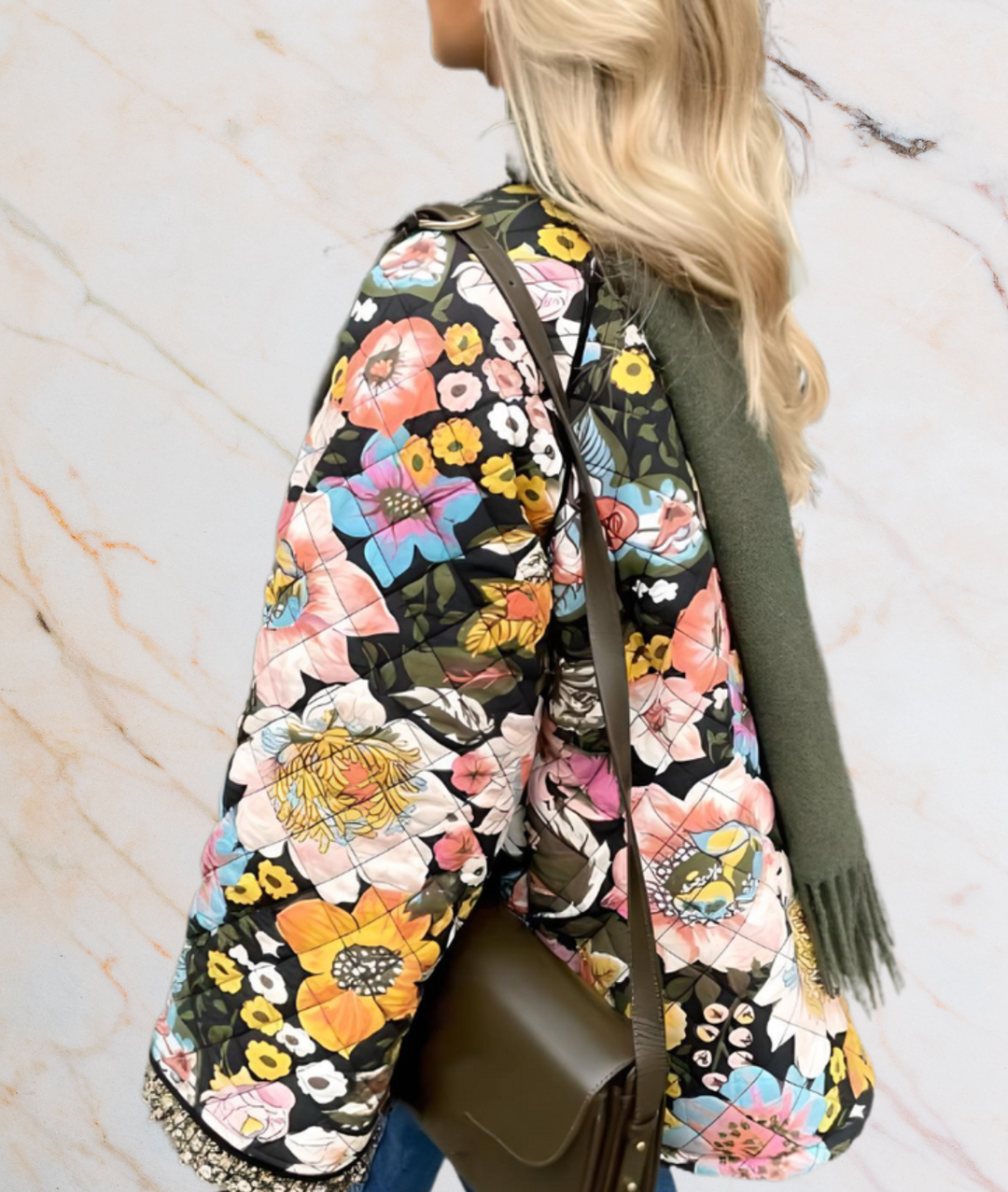 Brooklyn -  Schwarze dicke Kunstjacke innen mit großen Blumenprints